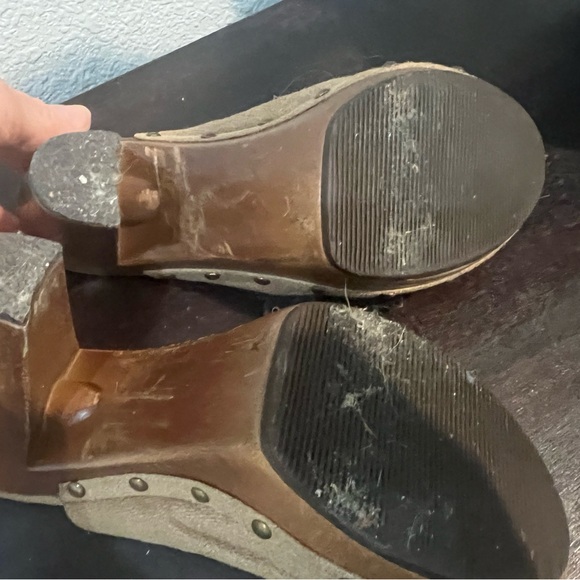 Stylish Brown Platform Clogs - Picture 5 of 5